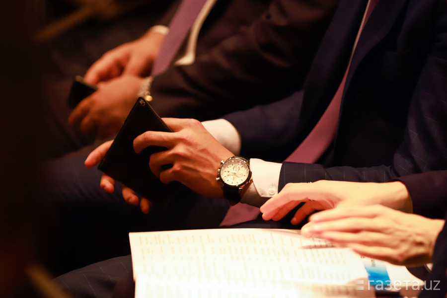 Должностные лица, присвоившие крупную сумму денег, предстали перед судом